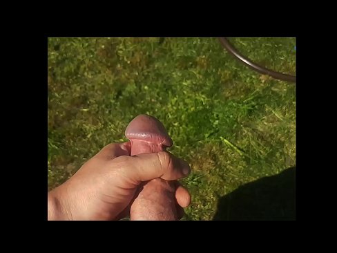 ❤️ A boazona se fode e se ejacula com um esguicho em um jardim de verão ❤❌ Porno bonito em nós ❌